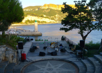 Le merveilleux théâtre suspendu sur la mer de la Fondation Camargo à Cassis. (Crédit archives Gomet').