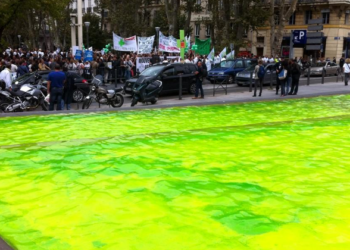 [L'image du jour] Grèves : du "vert pharmacie" dans les fontaines de la préfecture, à Marseille