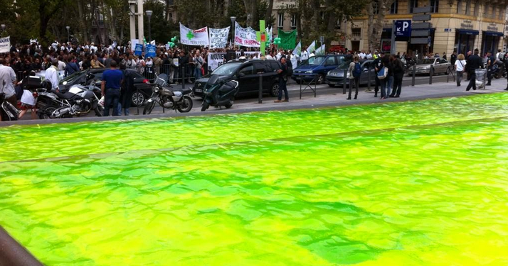 [L'image du jour] Grèves : du "vert pharmacie" dans les fontaines de la préfecture, à Marseille