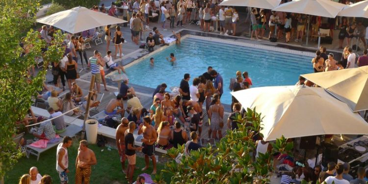 [En images] Ambiance sur le toit-terrasse de l'hôtel Radisson à Marseille