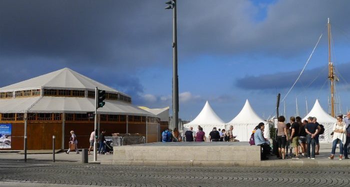[L'image] Les Littorales installent un "Magic Mirror" sur le Vieux-Port