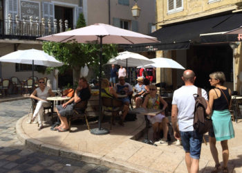 Haut lieu touristique de la région : le village de Lourmarin dans le Luberon (Crédit archives Gomet').