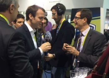 Jean Daniel Beurnier avec Emmanuel Macron, alors ministre de l'Economie, au CES de Las Vegas (Archives DR)