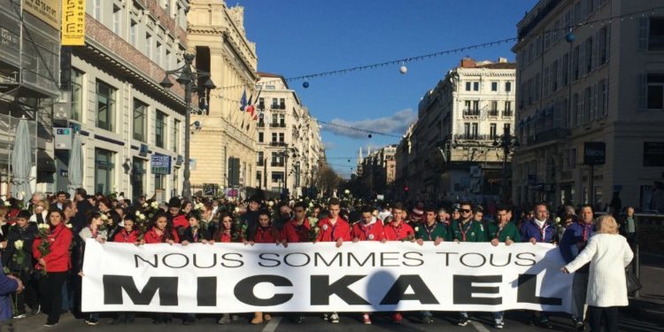[Marseille] Plusieurs milliers de personnes, une rose blanche à la main pour Misha