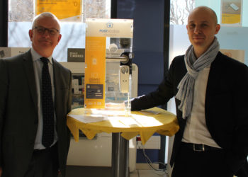 Philipe Clément, directeur du réseau La Poste des Bouches-du-Rhône et Fabien Monsallier, directeur de l’innovation, lors de l’inauguration lundi 2 février.