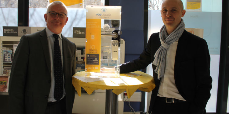 Philipe Clément, directeur du réseau La Poste des Bouches-du-Rhône et Fabien Monsallier, directeur de l’innovation, lors de l’inauguration lundi 2 février.
