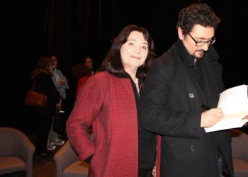 aule Constant et David Foenkinos lors de la soirée d'ouverture du Festival des Écrivains du Sud. Crédit Photo : Jules Bedo.