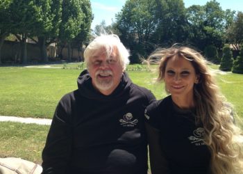 Paul Watson avec sa femme dans les jardins du Pavillon Vendôme à Aix le jeudi 21 mai