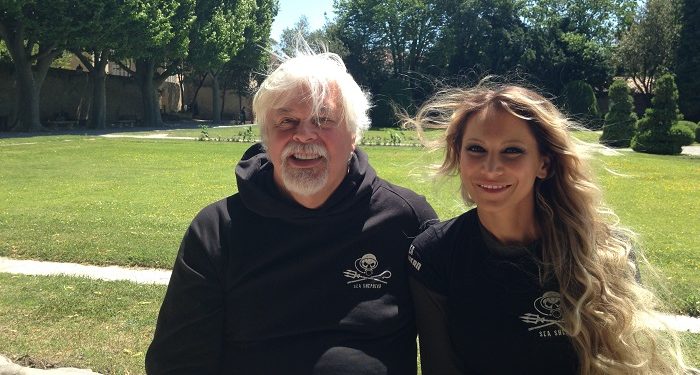 Paul Watson avec sa femme dans les jardins du Pavillon Vendôme à Aix le jeudi 21 mai