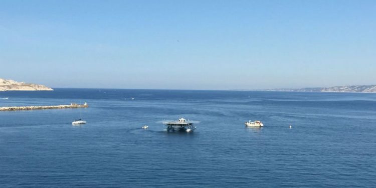 [En images] Planet Solar se balade dans la baie de Marseille