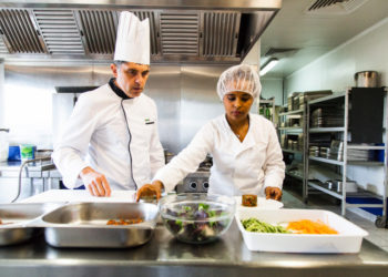 Des grands chefs marseillais forment des femmes des quartiers au CAP cuisine