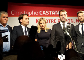 Christophe Castaner avec ses têtes de liste aux régionales de 2015 (Crédit Gomet').