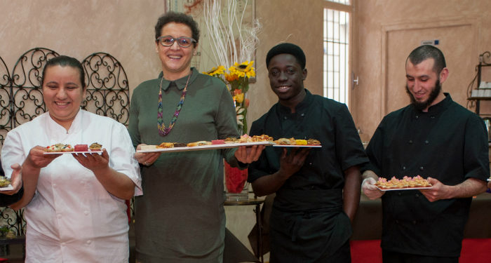 Gomet se met à table journée de la femme