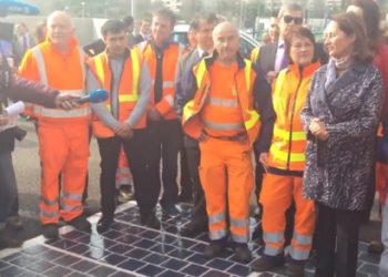 Ségolène Royal pose à Marseille la première dalle de la « Route Solaire »