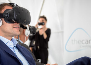 emmanuel macron masque réalité virtuelle