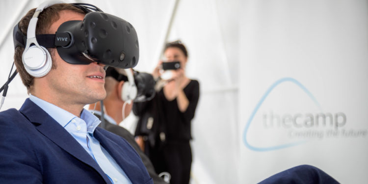 emmanuel macron masque réalité virtuelle