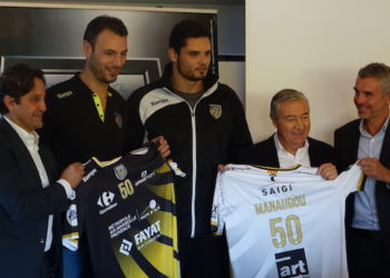 Florent Manaudou pose avec un maillot floqué de son numéro fétiche, le 50. ©RG