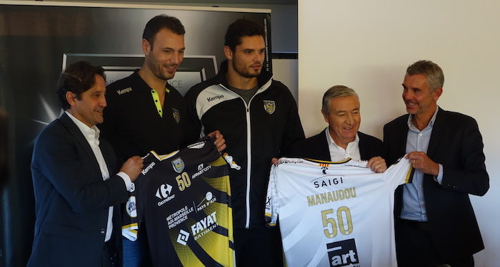 Florent Manaudou pose avec un maillot floqué de son numéro fétiche, le 50. ©RG