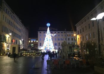 Jean-Claude Gaudin visite le marché de Noël sur le Vieux-Port
