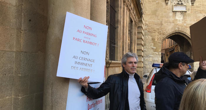 Manifestation contre le projet de parking du parc Rambot à Aix