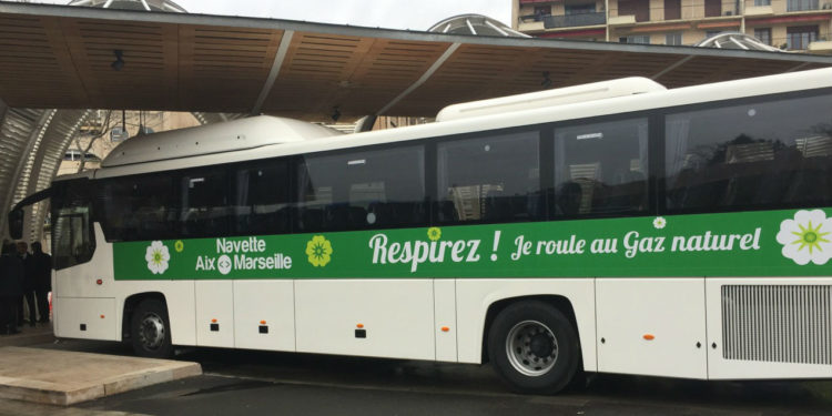 Mieux respirer et circuler : un car au gaz naturel à l’essai sur la liaison Aix-Marseille