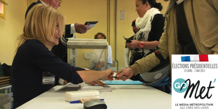 Dupont-Aignan ne se "dérobera" pas, Poutou "reprend la rue"