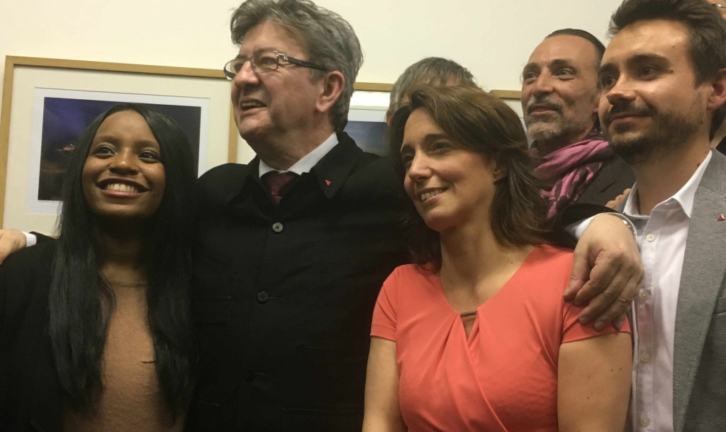 Jean-Luc Mélenchon, avec Sarah Soihili (à gauche) et Sophie Camard (à droite). Photo : Narjasse Kerboua