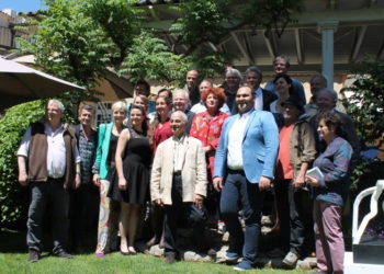 Andréa Ferréol entourée d'une partie des artistes présents aux Flâneries 2017