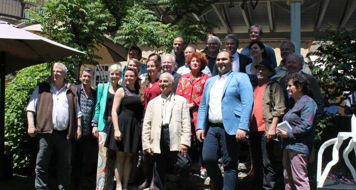 Andréa Ferréol entourée d'une partie des artistes présents aux Flâneries 2017