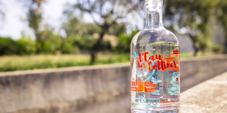 La carafe collector L'Eau des collines arrive sur les tables