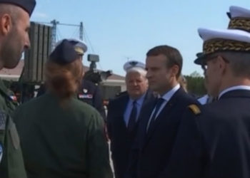 Emmanuel Macron en mission reconquête sur la base militaire d’Istres