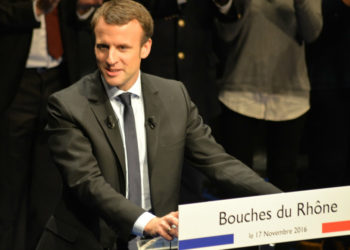 Emmanuel Macron lors de son 1er meeting en tant que candidat à la pr