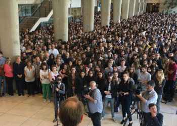Une minute de silence en hommage à Laura et Mauranne