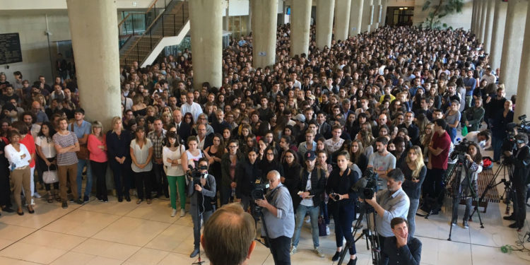 Une minute de silence en hommage à Laura et Mauranne
