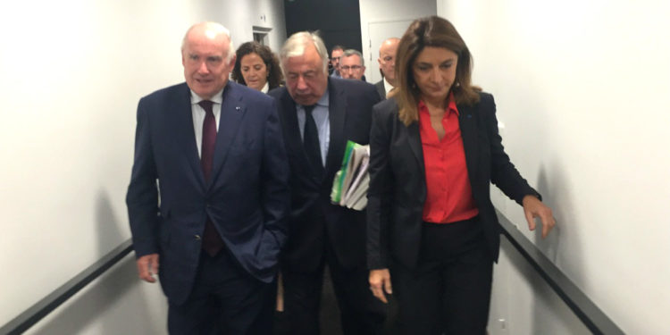 Martine vassal, Gérard Larcher et Dominique Bussereau s'apprêtent à monter sur la scène du théâ