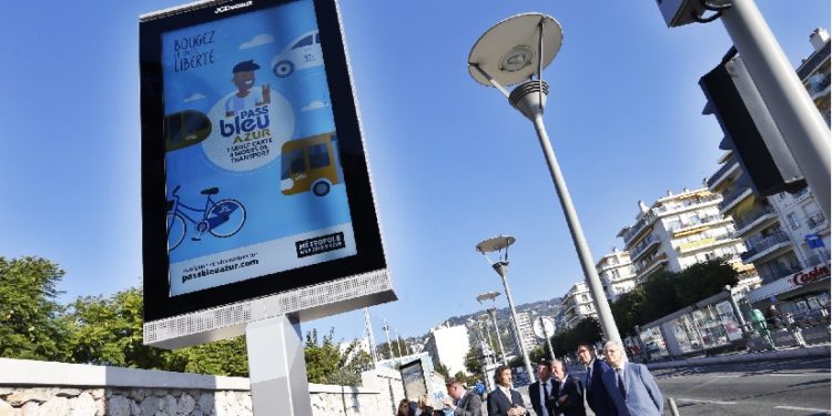 Nice installe des mobiliers urbains nouvelle génération