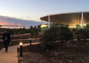 Thecamp plombé par ses dépenses doit licencier du personnel