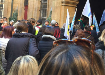 Les fonctionnaires de la Ville d'Aix manifestent avant l'ouverture du conseil municipal