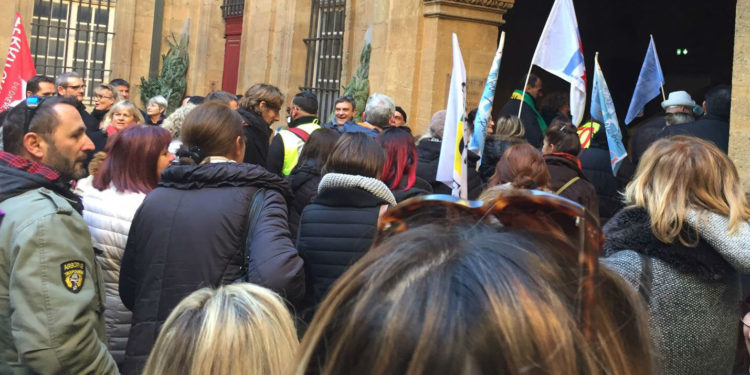 Les fonctionnaires de la Ville d'Aix manifestent avant l'ouverture du conseil municipal