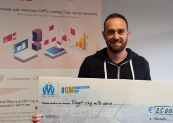 Moise Morard, CEO de Non.li, tenant le chèque gagné lors de l'OM Innovation Cup (crédits LN)