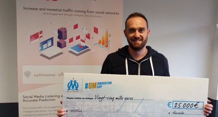 Moise Morard, CEO de Non.li, tenant le chèque gagné lors de l'OM Innovation Cup (crédits LN)