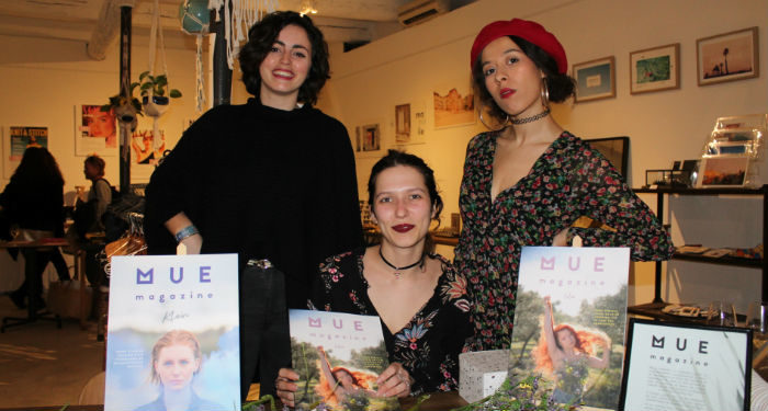 Une partie de l'équipe de Mue autour de la fondatrice Zoé Pons, au centre (©Dominique Villanueva)