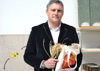 Bertrand Mazel avec de la paille de riz, présente le jeudi 3 mai à Atelier Luma les vertus des sous-produits du riz.