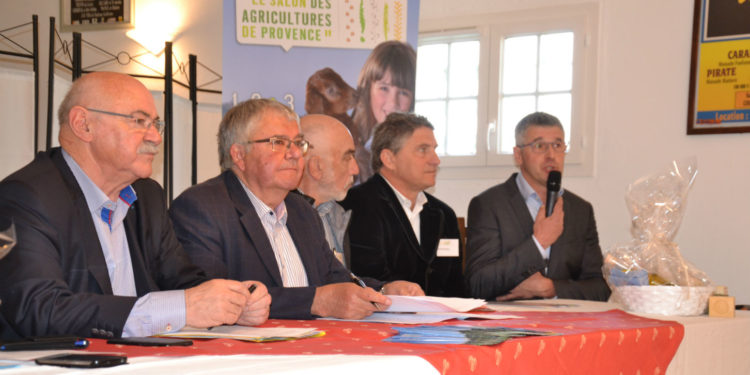 Les partenaires du Salon des Agricultures de Provence, lors de la conférence de presse à Arles du jeudi 3 mai.