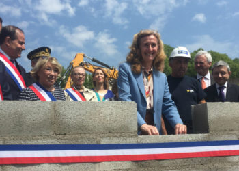 Nicole Belloubet, armée d'une truelle, a posé la première pierre du TGI lundi 7 mai.