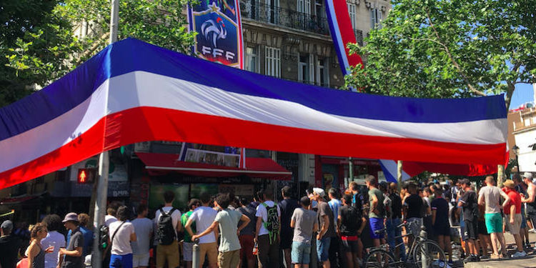 Ambiance en terrasse place Notre-Dame du Mont à Marseille (Photo MM)