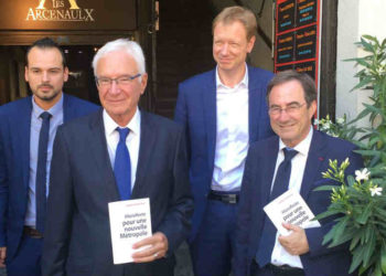 Gaby Charroux, avec le maire d'Arles Hervé Schiavetti, le député Pierre Dharréville et le secrétaire départemental PCF Jérémy Bacchi.