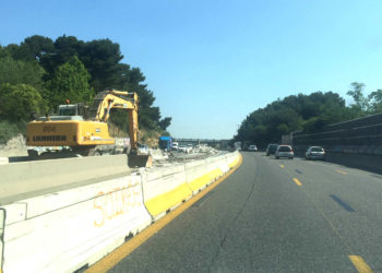 Travaux sur l'autoroute reliant Marseille à Aix pour prolonger la voie réservée au bus (Photo Gomet').