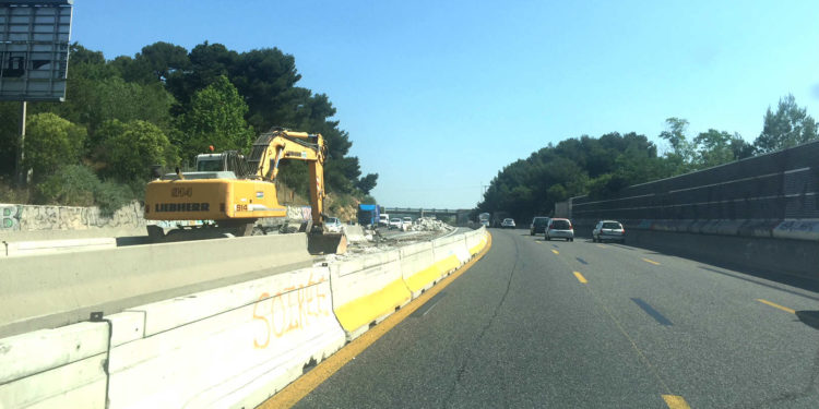 Travaux sur l'autoroute reliant Marseille à Aix pour prolonger la voie réservée au bus (Photo Gomet').