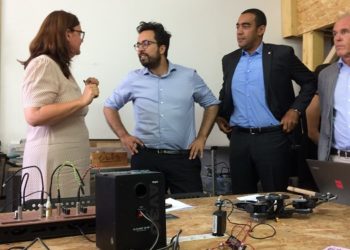 Mounir Mahjoubi dans le fablab LFO de la Friche Belle de Mai